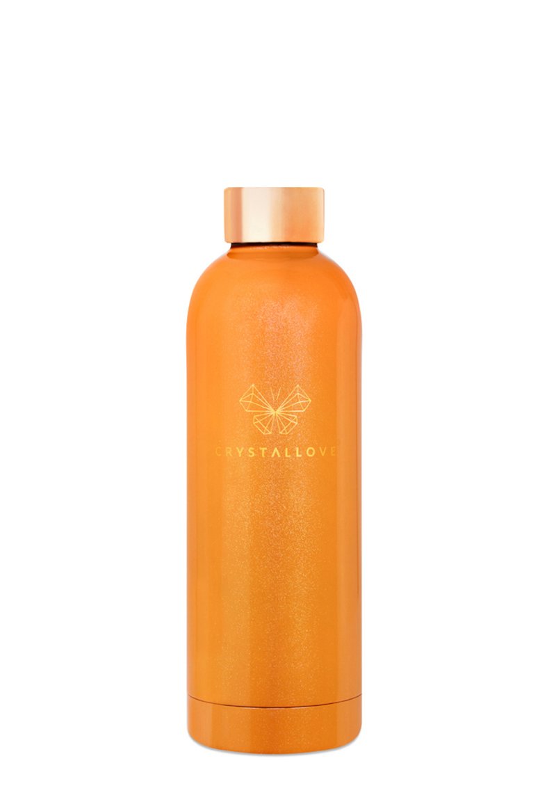 Pomarańczowa stal nierdzewna butelka na wodę z błyszczącym wykończeniem i błyszczącą teksturą, z złotym logo i gładką, zaokrągloną formą.