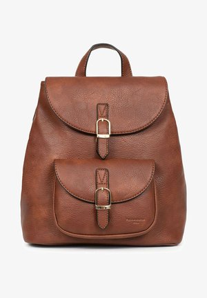 Sac à dos en cuir marron avec une surface texturée, fermeture à rabat arrondie, deux poches avant et des accents en métal doré.