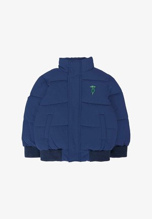 Giacca puffer blu navy con cuciture orizzontali, colletto alto e polsini a coste. Presenta un piccolo logo verde sul petto.