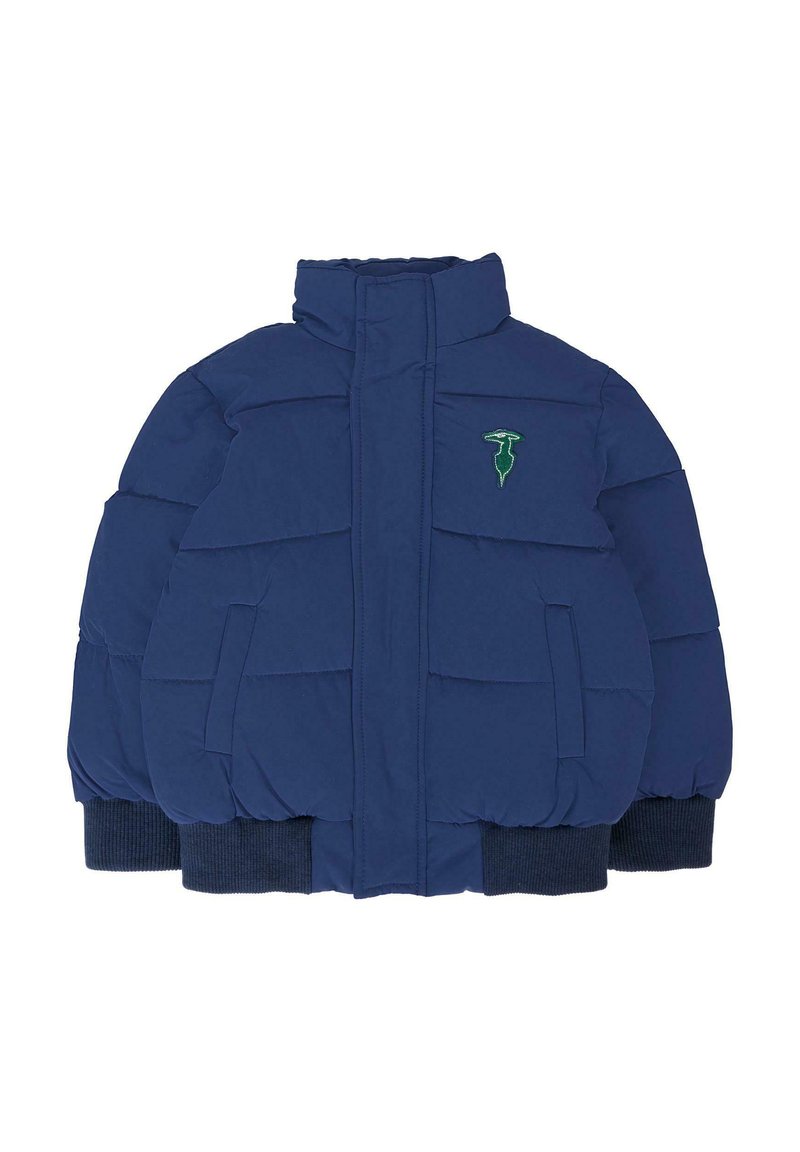 Giacca puffer blu navy con cuciture orizzontali, colletto alto e polsini a coste. Presenta un piccolo logo verde sul petto.