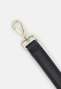 Cintura in pelle nera con una chiusura in metallo dorato dal design robusto. La cintura presenta una finitura testurizzata e dettagli di cucitura sottile.