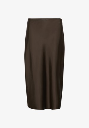 Bruine satijnen midi-jurk met een gladde textuur, rechte silhoeet en een eenvoudige elastische tailleband. Geen zichtbare patronen of versieringen.