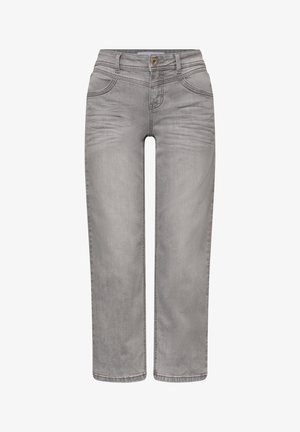 Vaqueros de pierna recta en gris claro con bolsillos delanteros, trabillas para el cinturón y cierre de botón, mostrados sobre un fondo blanco.