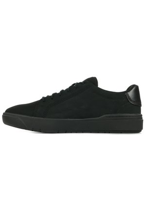 Czarny niskoprofilowy sneaker z zapięciem na sznurówki, gumową podeszwą i wyściełanym kołnierzem pięty, pokazany w profilu na białym tle.