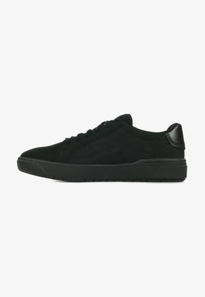 Czarny niskoprofilowy sneaker z zapięciem na sznurówki, gumową podeszwą i wyściełanym kołnierzem pięty, pokazany w profilu na białym tle.