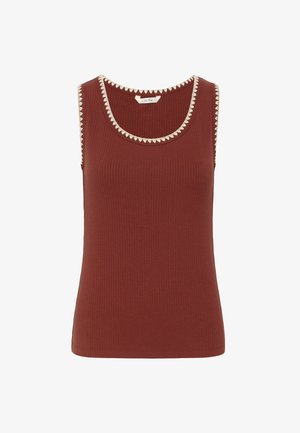 Canotta senza maniche color ruggine a coste con bordo smerlato bianco lungo lo scollo e le aperture delle maniche.