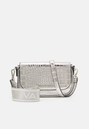 Sac bandoulière Valentino en cuir métallisé argent embossé croco avec bandoulière large en tissu amovible présentant un logo partiel de la marque.
