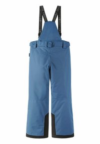 Blaue isolierte Latzhosen mit verstellbaren schwarzen Trägern, strapazierfähigem Material, weit geschnittenen Beinen und schwarzen Akzenten am unteren Ende und an den Seiten.