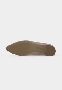 Chaussure plate en daim beige à bout pointu vue de la semelle, avec une semelle en caoutchouc texturée et la marque « Gabor » embossée sur la semelle.
