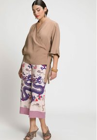 Ulla Popken STYLE CACHE CŒUR COL EN V MANCHES 3/4 - Blouse - marron