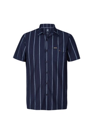 Camisa de manga corta navy con rayas blancas verticales, cierre de botones en el frente, un bolsillo en el pecho y una pequeña etiqueta de la marca. Tejido texturizado.