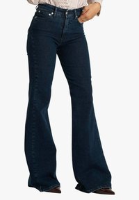 Jeans svasati in denim scuro con vita alta, design a cinque tasche e dettagli con bottoni in metallo, con una texture liscia e vestibilità su misura.