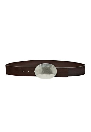 Ceinture en cuir brun foncé avec une grande boucle ovale argentée centrée sur un fond blanc.