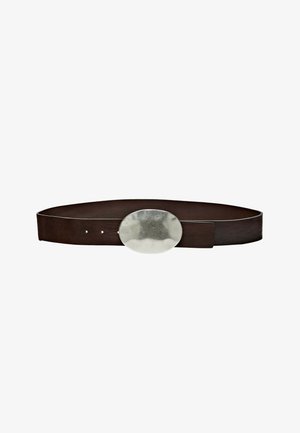Ceinture en cuir brun foncé avec une grande boucle ovale argentée centrée sur un fond blanc.