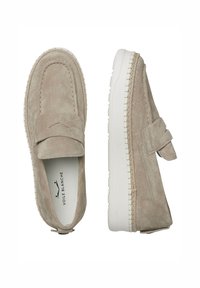 Světlé šedé semišové slip-on boty s kulatou špičkou, bílé gumové podrážky a ozdobným páskem. Texturovaný povrch se šitými detaily.