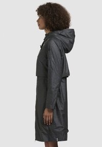 Lichte, donkergrijze regenjas met een capuchon, textuurstof, knielange ontwerp en toggles voor aanpassing bij de hals.