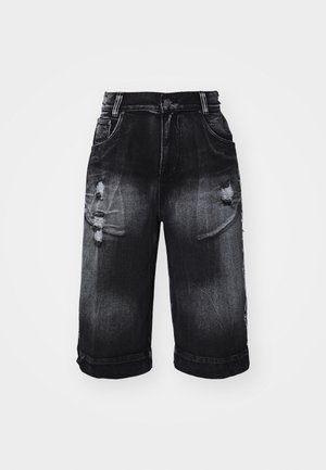 Sorte denim cargo shorts med falmet vask, flisede detaljer på lommerne og rullede manchetter. Har standard fem-lomme design.