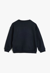 Sudadera azul marino con cuello redondo, mangas largas y puños acanalados. Fabricada con un tejido suave, presenta un diseño simple y sólido.