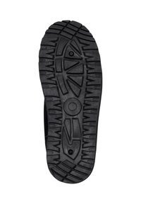 Suela de zapato de goma negra con surcos profundos, que presenta patrones geométricos y un logo circular en el centro, diseñada para ofrecer tracción y durabilidad.