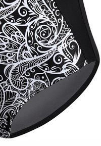 Maillot de bain noir avec un motif en spirale blanc complexe. Le tissu est lisse avec des bords contrastés, mettant en avant un design moderne.