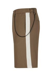 Jupe marron en tissu avec une rayure verticale blanche. Elle présente une taille à cordon de serrage et un accent chaîne noire sur le côté.