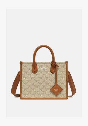 Sac en toile beige avec des accents en cuir beige, design structuré, doubles poignées supérieures, bandoulière adjustable et un charm avec logo.