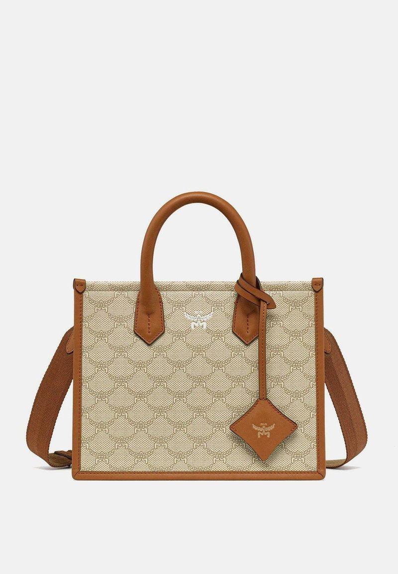 Sac en toile beige avec des accents en cuir beige, design structuré, doubles poignées supérieures, bandoulière adjustable et un charm avec logo.