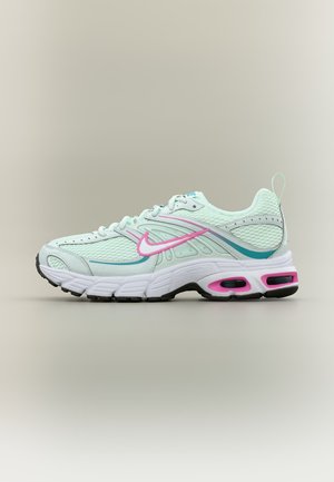 Chaussure de course Nike vert clair avec des accents rose et sarcelle, tige en mesh respirant, semelle amortissante et semelle noire sur un fond uni.