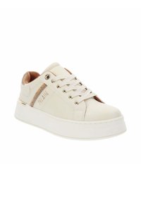 Sneaker bianco in pelle con punta tonda, dettagli metallici, design con lacci e pannello laterale testurizzato. Presenta una suola bianca spessa.