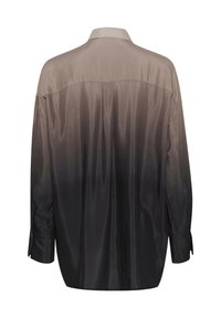 Langærmet skjorte i gradient fra brun til sort, lavet af skinnende satinmateriale. Har krave og knaplukning ved ærmerne. Vist fra bagsiden.