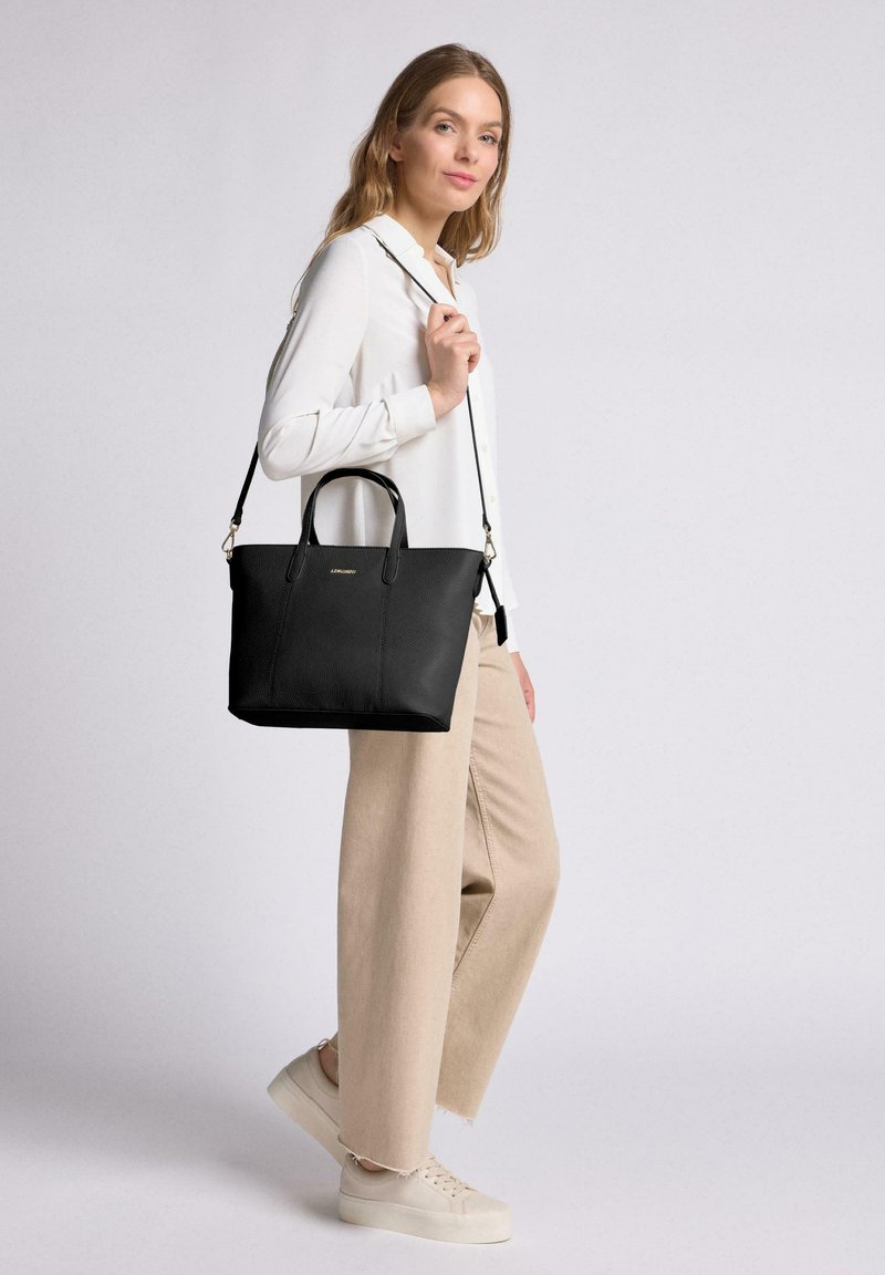 Schwarze Leder-Tote mit doppelten Obergriffen und einem abnehmbaren Schulterriemen, mit vertikalen Nähten und einem goldenen Logo-Akzent.