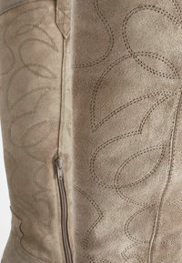 Next FOREVER COMFORT STITCHED DETAIL -REGULAR FIT - Gležnjar v kavbojskem in motorističnem slogu - mink brown