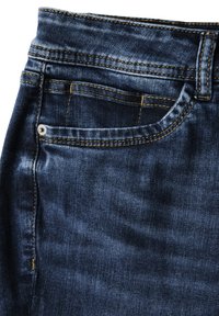 Jean en denim bleu foncé, avec une texture lisse, cinq poches et des coutures jaunes. Comprend un petit rivet en métal sur la poche avant.