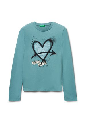 Camicia a maniche lunghe blu con grafica di cuore glitterato, freccia nera, piccoli cuori disegnati e testo "KISS KISS" sul davanti.