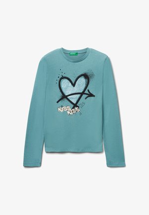 Blaue Langarmshirt mit glitzerndem Herzgrafik, schwarzem Pfeil, kleinen Doodle-Herzen und dem Text "KISS KISS" auf der Vorderseite.