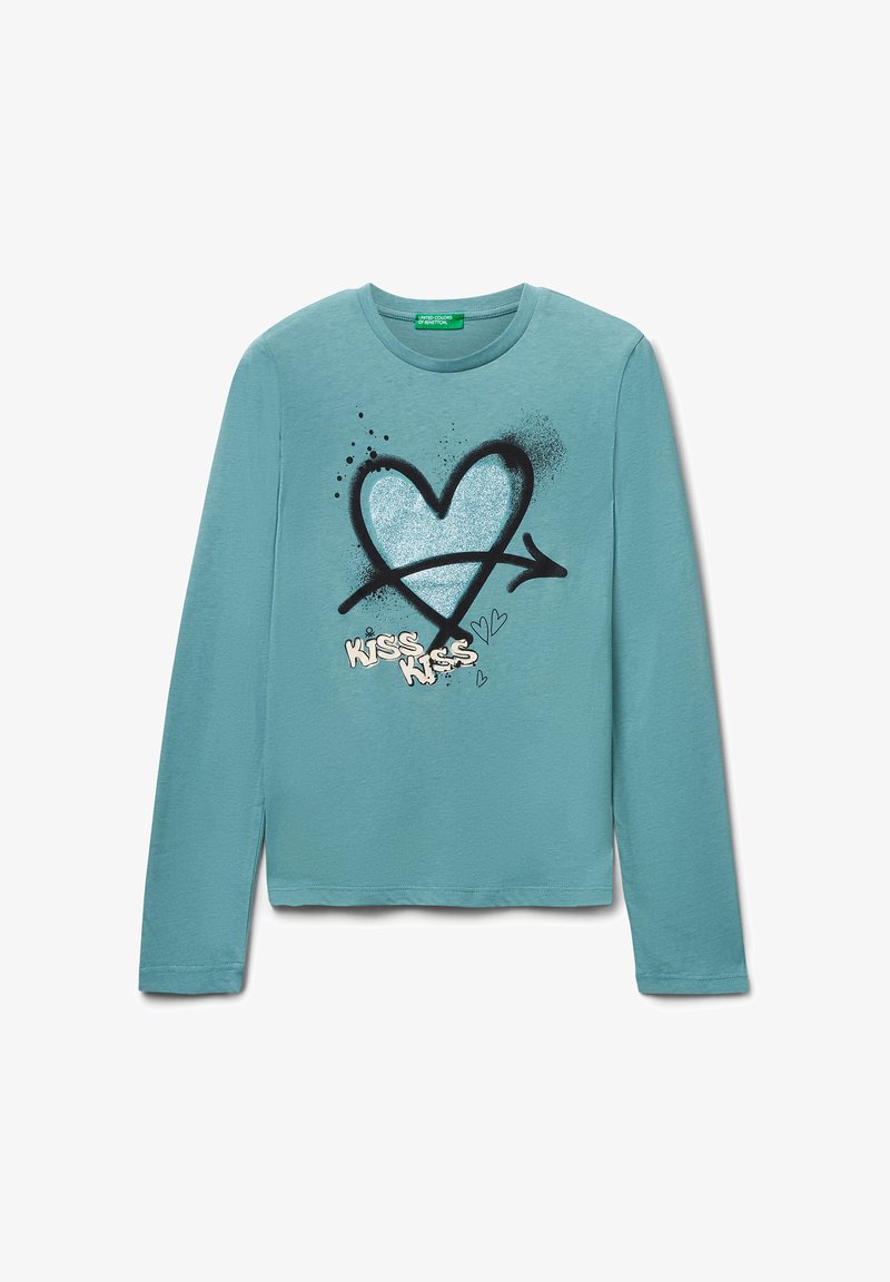 Niebieska koszula z długim rękawem z błyszczącą grafiką serca, czarną strzałką, małymi szkicowanymi serduszkami i napisem "KISS KISS" z przodu.