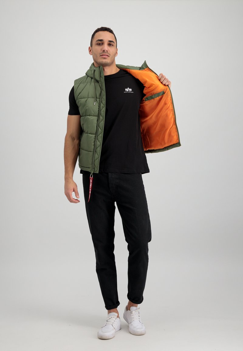 Herren Leichte Jacken | Alpha Industries HOODED PUFFER Weste sage green/khaki - PC34083 Herren Leichte Jacken | Alpha Industries HOODED PUFFER Weste sage green/khaki - PC34083