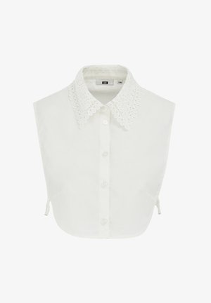 Blusa bianca in cotone con colletto decorativo in pizzo, caratterizzata da una chiusura frontale con bottoni, maniche corte e lacci laterali per la regolazione.