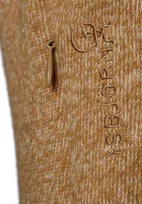 Stickad tröja i en varm brun färg med vita fläckar, med en texturerad design och en broderad logotyp i en ljusare tråd.