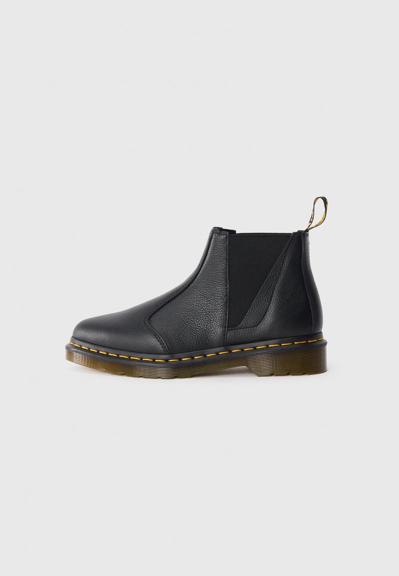 Botas de cano curto em couro preto com painéis laterais elásticos, design com bico redondo, costura amarela em contraste e sola texturizada para aderência.