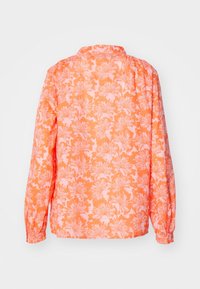 Blusa arancione a maniche lunghe con motivo floreale in rosa chiaro. Progettata con un colletto alto e polsini bottonati. Tessuto leggero.