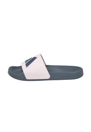 Sandalia tipo slide de un solo color gris y blanco con una amplia tira blanca que presenta un diseño de logo oscuro sobre un fondo blanco.