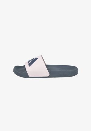 Sandalia tipo slide de un solo color gris y blanco con una amplia tira blanca que presenta un diseño de logo oscuro sobre un fondo blanco.