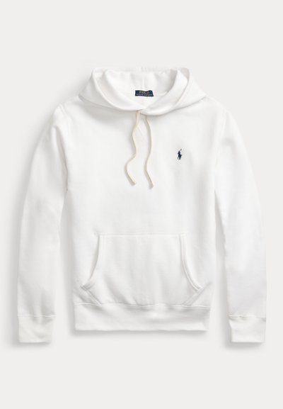 Biela mikina Polo Ralph Lauren s kapucňou, predným vreckom, sťahovacou šnúrkou a námornícky modrým vyšitým logom na ľavej strane hrudníka.
