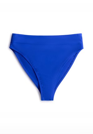 Jasnoniebieskie majtki bikini z wysokim stanem, szerokim pasem, gładkim materiałem i czystymi szwami, wyłożone płasko na białym tle.