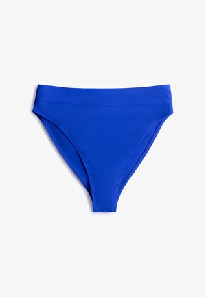 Jasnoniebieskie majtki bikini z wysokim stanem, szerokim pasem, gładkim materiałem i czystymi szwami, wyłożone płasko na białym tle.