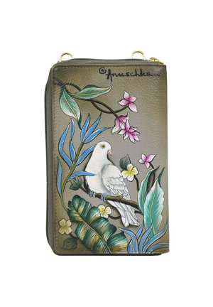 Grünes Lederportemonnaie mit einem gemalten weißen Taubenmotiv und floralen Designs in Pink und Blau, ausgestattet mit goldfarbenen Beschlägen und einem Reißverschluss.