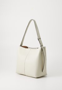 Jasnoszara torebka typu tote z teksturową powierzchnią, regulowanym paskiem i prostym designem. Wnętrze jest widoczne i niepodszewkowane.