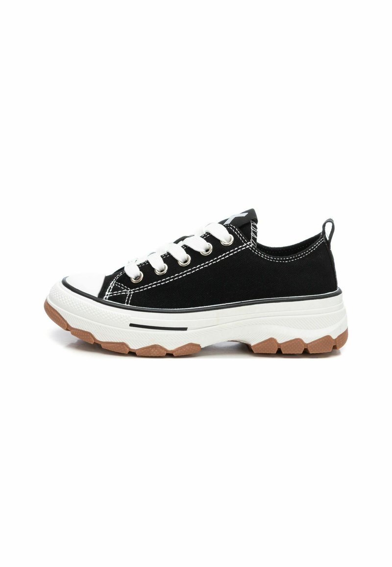 Sneaker nera in tela con lacci bianchi e puntale bianco, caratterizzata da una suola spessa bianca con dettagli in gomma e cuciture a contrasto.