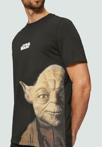 s.Oliver MIT STARWARS®  - T-shirt imprimé - schwarz